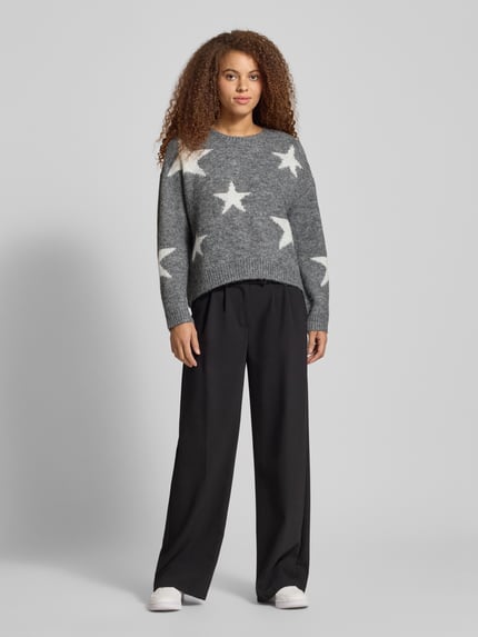Frauenmodel trägt Oversized Strickpullover mit Woll-Anteil Modell 'AZU' von Only, Optik: Unifarben, Sternenmuster, Ganzkörperansicht von vorne.