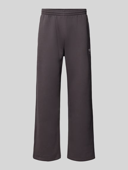 Produktfoto, Sweatpants mit elastischem Bund von adidas Originals aus Baumwoll-Mix, lockerer Schnitt, Label-Stitching, französische Eingrifftaschen, dunkler Farbton, glatte Textur, Innenbeinlänge bei Größe M 77 cm.