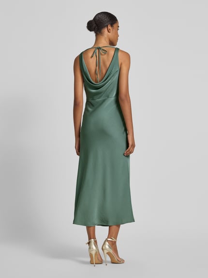 Frauenmodel trägt das Körpernahes Cocktailkleid mit Wasserfall-Ausschnitt Modell 'SASELINA' von Vero Moda in Optik: Unifarben, Maxi-Länge, Passform: Körpernah, Verschluss: Nahtreißverschluss, Materialverarbeitung: Satin; Ganzkörperansicht Rückansicht.