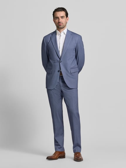 Männermodel trägt blaue Stoffhose mit Gesäßtaschen von Christian Berg Men, gerader Schnitt, Bundfalten, Ganzkörperansicht von vorne.