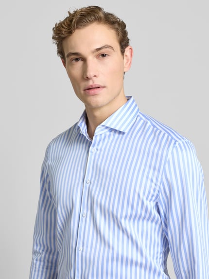 Männermodel trägt Super Slim Fit Businesshemd aus Baumwolle mit Haikragen von Jake*s, hellblau-weiß gestreift, Nahaufnahme Oberkörper. Rückenlänge 80 cm, Schulterbreite 50 cm, Ärmellänge 69 cm, Knopfleiste.