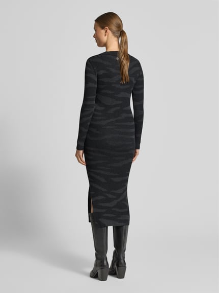 Frauenmodel trägt Strickkleid mit Stehkragen von Marc Cain in Dunkelgrau mit Muster, körpernaher Schnitt, Midikleid, Langärmelig, Rückenlänge 121 cm, Brustweite 34 cm, reine Baumwolle, Ganzkörperansicht Rückansicht.