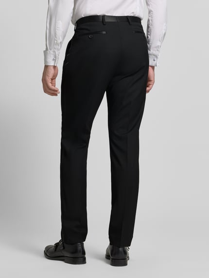 Mężczyzna nosi Slim Fit Anzughose mit Gesäßtaschen von MCNEAL, czarny, materiał z domieszką wiskozy, kieszenie z tyłu, krój slim fit, długość nogawki 83 cm, szerokość w rozmiarze 50: 45 cm, widok całej sylwetki od tyłu.