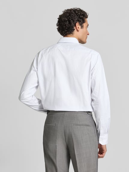 Männermodel trägt Regular Fit Businesshemd aus Wolle mit Kentkragen von BOSS, unifarben, gestreift, Webware, Ganzkörperansicht Rückansicht.