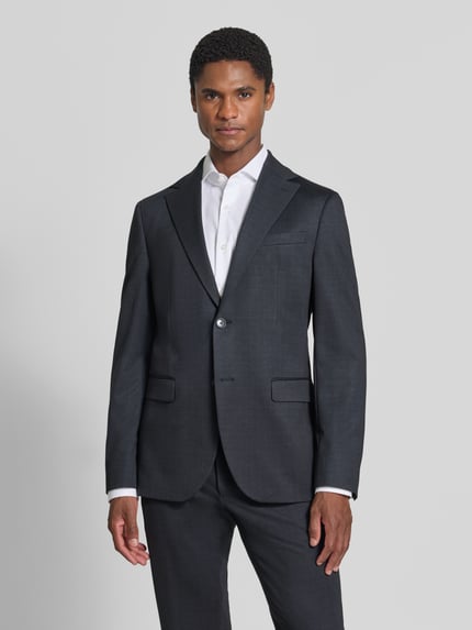 Männermodel trägt Regular Fit Anzug mit Viskose-Anteil von HECHTER PARIS in Dunkelgrau, glatte Struktur, Ganzkörperansicht von vorne. Elastischer Material-Mix, Reverskragen, Patten- und Gesäßtaschen, 2-Knopfleiste.