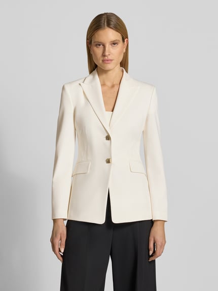 Kobiece modelka nosi Shaped Fit Blazer mit steigendem Revers Modell 'ASMALLA' von HUGO, efekt: jednolity kolor, krój: shaped fit, kołnierz z połami, zapięcie na 2 guziki, rękawy: długi rękaw, kieszenie z patką, Ganzkörperansicht von vorne.