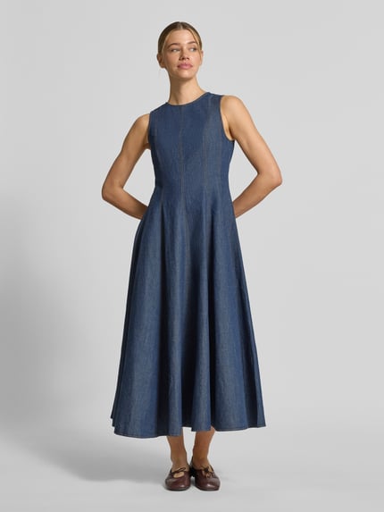 Vrouwenmodel draagt Midikleid aus Baumwoll-Leinen-Mix mit Rundhalsausschnitt van Jake*s Collection in denim-look, a-lijn, blauwe tinten, zachte textuur, borstwijdte 44 cm, ruglengte 126 cm, vooraanzicht hele lichaam.