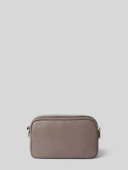Produktfoto, Handtasche mit Schulterriemen Modell 'wallis avy' von BOGNER in Taupe, strukturierte Oberfläche, kompakte Rechteckform, Damen Handtasche mit Label-Applikation, Hauptfach mit Reißverschluss, Maße 23x14x7 cm, Schulterriemen 142 cm.