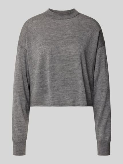 Productfoto, gebreide pullover van zuivere scheerwol in grijs met fijne textuur, relaxed fit, model 'MALESE' van DRYKORN, ronde hals, ruglengte maat S 49 cm, mouwlengte maat S 52 cm