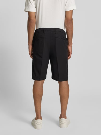 Männermodel trägt Hose mit Gesäßtaschen von MARKUP in Schwarz aus Reine Baumwolle, Regular-Fit, Bundweite 48 cm, Innenbeinlänge 72 cm, Ganzkörperansicht Rückansicht.