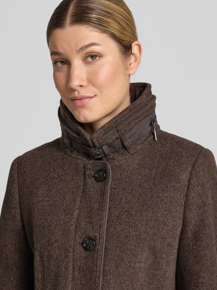 Frauenmodel trägt Regular Fit Mantel aus Woll-Mix von Gil Bret in Braun mit großem Kragen und sichtbarer Textur, Nahaufnahme Oberkörper, Damen Mantel von Gil Bret
