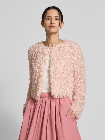 Vrouwenmodel draagt Regular Fit Jacke in veerlook van Christian Berg Woman Selection in lichtroze, ronde hals, haakjessluiting, ruglengte 44 cm, borstwijdte 46 cm, mouwlengte 61 cm, geheelbeeld voorkant.