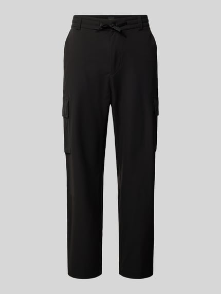 Produktfoto, Relaxed Fit Cargohose mit Gürtelschlaufen Modell 'SRACKY' von BOSS Orange, Optik: Unifarben, Passform: Relaxed-Fit, Label-Patch, Eingrifftaschen, Gesäßtaschen, Cargotaschen, Knopf und verdeckter Reißverschluss, glatte Textur, schwarze Farbe.