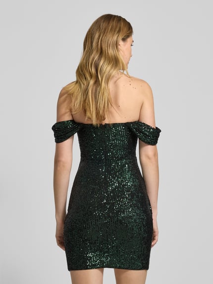 Frauenmodel trägt Cocktailkleid im Off-Shoulder-Look von Lipsy mit Paillettenbesatz und blickdichtem Unterkleid, taillierter Schnitt, Material-Mix mit Stretch-Anteil, Rückenlänge bei Größe 36: 66 cm, Brustweite: 31 cm, Ganzkörperansicht Rückansicht.
