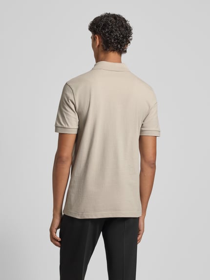 Männermodel trägt Slim Fit Poloshirt aus Baumwoll-Mix von BOSS Orange, Optik: Unifarben, Materialverarbeitung: Piqué, Ganzkörperansicht Rückansicht.