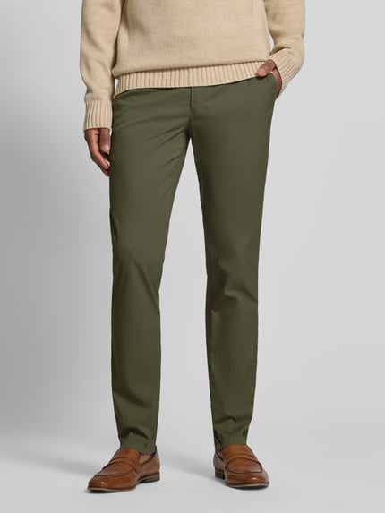 Männermodel trägt Hose mit Gesäßtaschen Modell 'Lupus' von Mmx aus Baumwoll-Mix mit Stretch-Anteil, Regular Fit, Eingrifftaschen, Nahaufnahme Oberkörper.