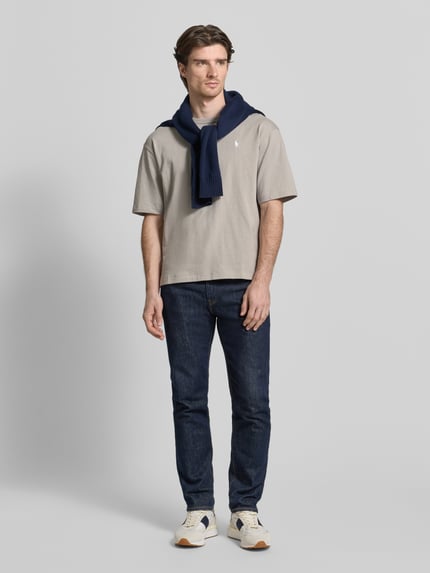 Männermodel trägt Relaxed Fit T-Shirt aus reiner Baumwolle von Polo Ralph Lauren, Optik: Unifarben, Label-Stitching, Ganzkörperansicht von vorne.