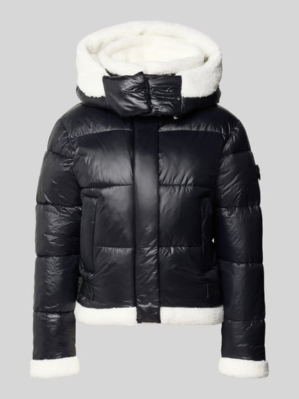 Produktfoto, schwarze Steppjacke mit Kapuze, weißen Besätzen in Fell-Optik und Eingrifftaschen, Steppjacke mit Eingrifftaschen Modell 'NESSIE' von khujo, gerade Passform, kurze Rückenlänge, glatte und glänzende Textur