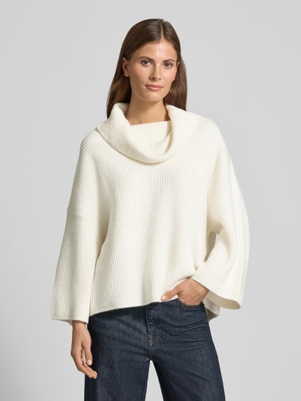 Frauenmodel trägt Strickpullover mit Rollkragen von comma in Weiß, Material-Mix mit Lanawolle, Relaxed Fit, Nahaufnahme Oberkörper.
