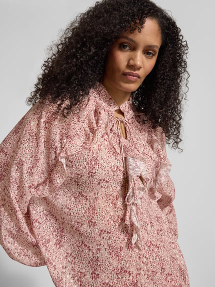 Frauenmodel trägt Regular Fit Bluse mit Rüschen und Schnürung von Jake*s Collection, Stehkragen, Allover-Muster, Nahaufnahme Oberkörper