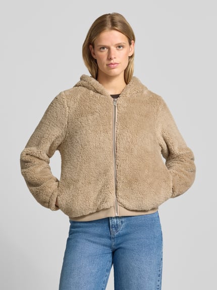Frauenmodel trägt Regular Fit Teddyjacke mit Kapuze Modell 'NEWANNA' von ONLY in Beige mit weicher Textur, Nahaufnahme Oberkörper, Damen Sweatjacke von ONLY