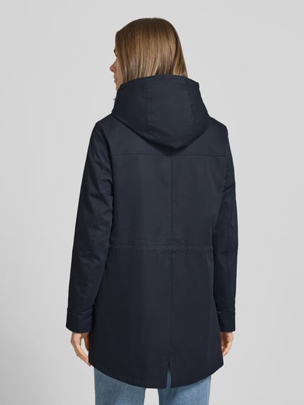 Vrouwenmodel draagt Regular Fit Parka met tunnelkoord model 'LOUISE' van Only, effen kleuren, lange mouw, capuchon, drukknoop en ritssluiting, taille-tunnelkoord, klepzakken, ganzebody van achteren.