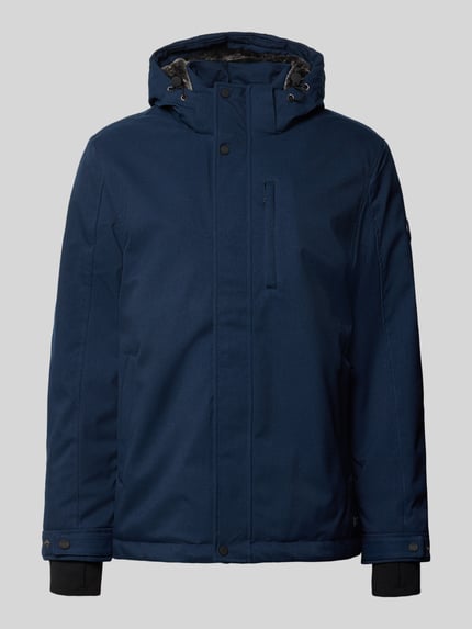 Produktfoto, dunkelblaue Jacke mit Kunstfellbesatz, Reißverschluss-Brusttasche und Ärmelriegeln, Modell 'RODNEYS' von Cars Jeans