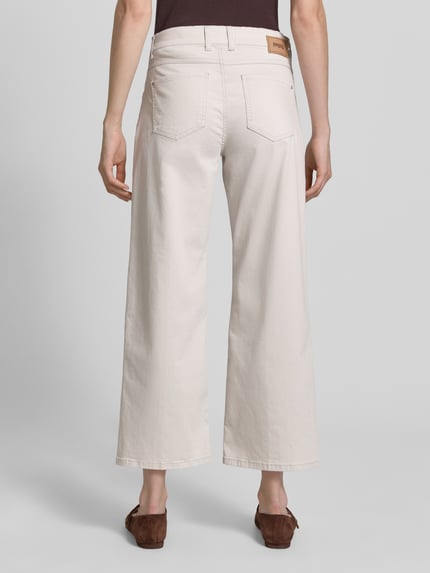 Frauenmodel trägt Jeans in verkürzter Passform Modell 'Laia' von Angels aus Baumwoll-Mix mit Stretch-Anteil, Farbe Creme, Eingrifftaschen, Ganzkörperansicht Rückansicht.