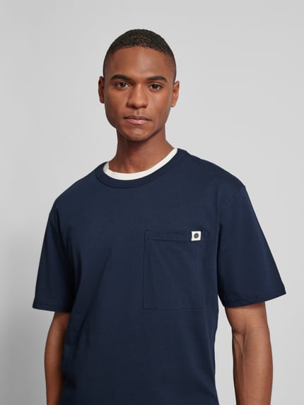 Anerkjendt T-Shirt mit Brusttasche Modell 'AKRUNE' Dunkelblau 3