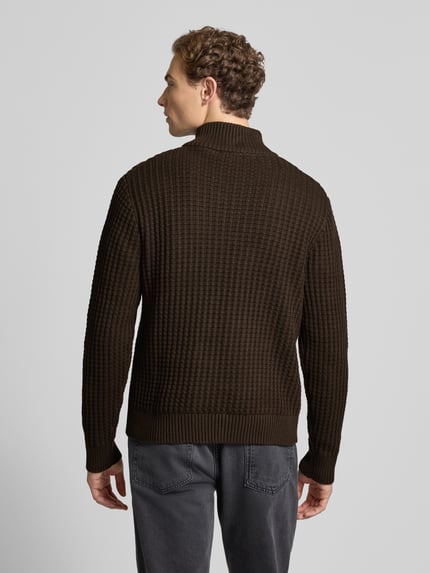 Männermodel draagt Regular Fit Troyer in wafelstructuur model 'TOM' van SELECTED HOMME, donkerbruin, gebreide bio-katoen, rugaanzicht.