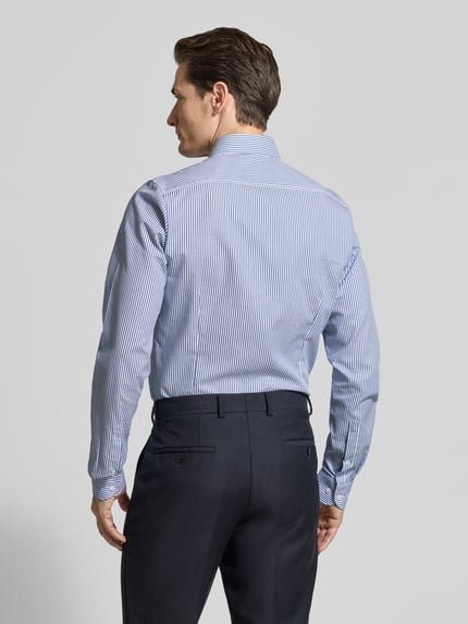 Männermodel trägt Body Fit Business-Hemd mit Kentkragen von OLYMP Level Five, reine Baumwolle, feine Streifen, Rückenlänge 83 cm, Ganzkörperansicht Rückansicht.
