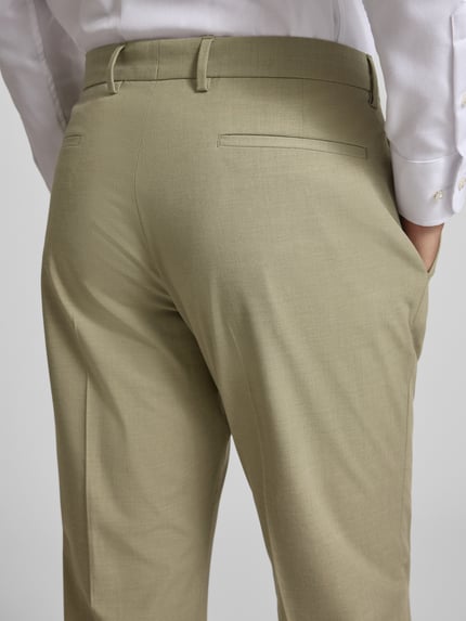 Männermodel trägt Slim Fit Anzughose mit Viskose-Anteil van s.Oliver BLACK LABEL in melange-look met bies, achterzakken, detailopname rugaanzicht.