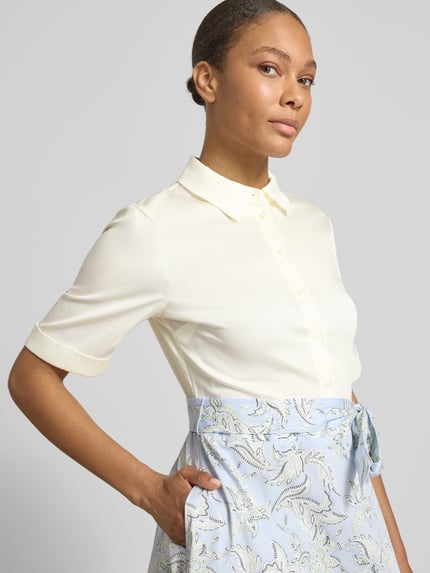 Frauenmodel trägt Tailliertes Hemdblusenkleid aus Baumwoll-Mix von s.Oliver BLACK LABEL in Creme und Hellblau, Nahaufnahme Oberkörper.