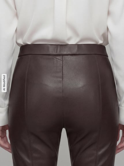 Frauenmodel trägt Wide Leg Kunstlederhose aus Viskose-Mix Modell 'MACY' von Raffaello Rossi in Dunkelbraun, Detailaufnahme Rückansicht, Damen Leder- / Kunstlederhose von Raffaello Rossi, KI-modifiziertes Bild.