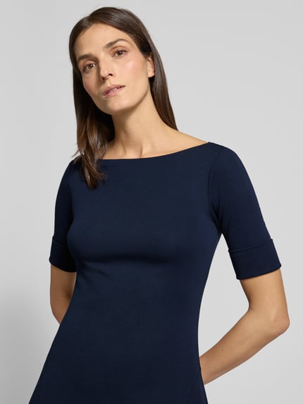 Frauenmodel trägt Midikleid mit 1/2-Arm Modell 'MUNZIE' von Lauren Ralph Lauren aus Baumwoll-Elasthan-Mix, A-Linie, Nahaufnahme Oberkörper.