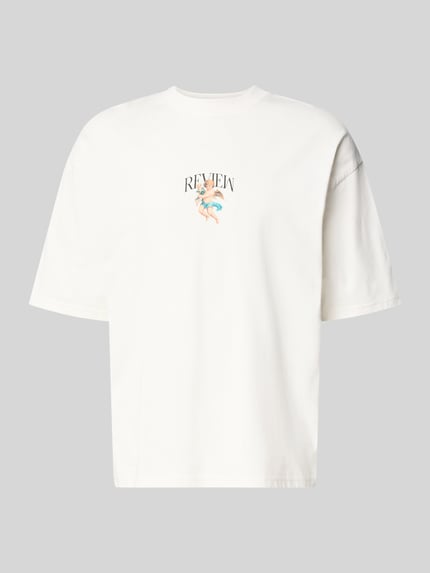 Produktfoto, T-Shirt mit überschnittenen Schultern van REVIEW in wit, ronde hals, losse fit, labelprint, katoen, ruglengte maat M 70 cm