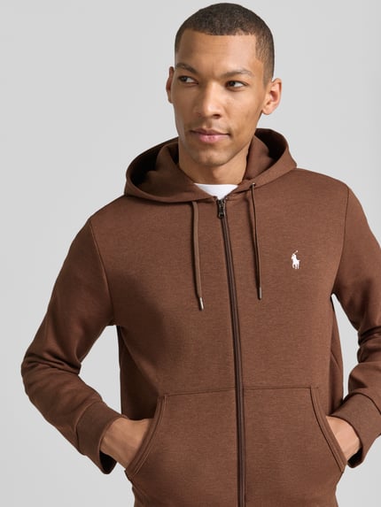 Männermodel trägt Regular Fit Sweatjacke aus Baumwoll-Mix von Polo Ralph Lauren, Optik: Unifarben, Materialverarbeitung: Sweat, Nahaufnahme Oberkörper.