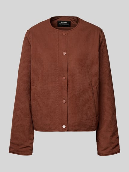 Produktfoto, Jacke mit Rundhalsausschnitt Modell 'GABI' von ECOALF aus reiner bawełna, krój regular fit, brązowa, tekstura pikowana, listwa guzikowa, długość tyłu w rozmiarze S: 56 cm, szerokość ramion w rozmiarze S: 41 cm, szerokość w rozmiarze S: 56 cm, długość rękawów w rozmiarze S: 63 cm
