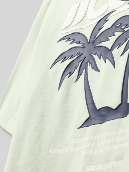Productfoto, T-Shirt met rugzijde printmotief van Jack & Jones, katoen, regular fit, ronde hals, ruglengte maat 140: 52 cm, lichtgroen met donkere palmboom- en tekstprint, gladde textuur
