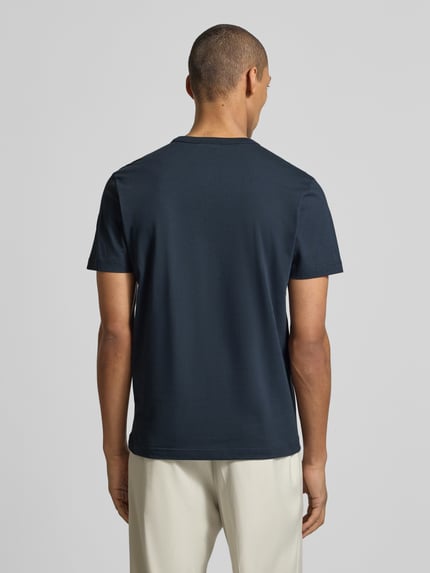 Męski model nosi Regular Fit T-Shirt aus Baumwolle von Colmar Originals, jednolity granat, krój regular fit, okrągły dekolt, długość tyłu 70 cm, Ganzkörperansicht Rückansicht.