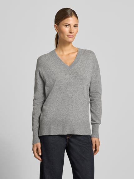Frauenmodel trägt Pullover aus Wolle mit V-Ausschnitt von JAKE*S WOMAN CASUAL in hellgrauer Melange-Optik, Feinstrick, Ganzkörperansicht von vorne.