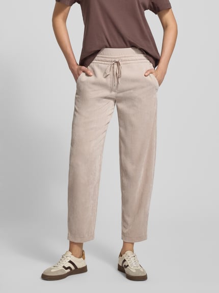 Kobiece model prezentuje Cordhose mit elastischem Bund Modell 'EDEN' od Cambio, jasnobeżowy sztruks, luźny krój, skrócona długość, widok z przodu, zbliżenie na dolną część ciała.