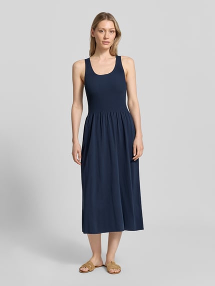 Vrouwenmodel draagt donkerblauwe A-lijn tricotjurk uit viscosemix model 'CALIBRI' van Weekend Max Mara, dames, geheel vooraanzicht.