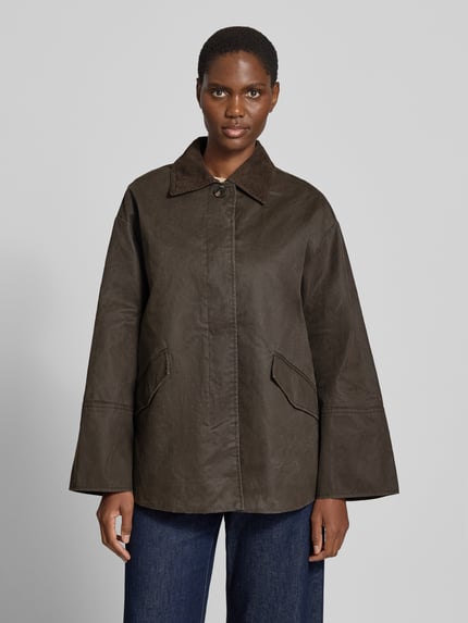 Frauenmodel trägt kurtka funkcyjna Funktionsjacke mit verdeckter Knopfleiste Modell 'Haminu' von OPUS, jednokolorowy, wykładany kołnierz, listwa guzikowa, kieszenie z patką, widoczne szwy, całkowity widok z przodu