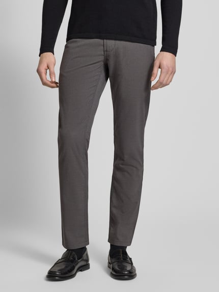 Männermodel trägt Chino mit 5-Pocket-Design von Christian Berg Men, Material-Mix mit Viskose-Anteil, Gerader Schnitt, Ganzkörperansicht von vorne.
