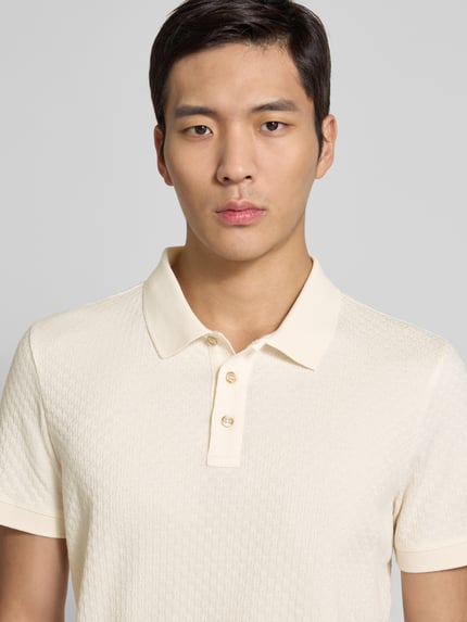 Männermodel trägt Poloshirt mit kurzer Knopfleiste Modell 'Roni' von JOOP! Collection, Reine Baumwolle, Regular-Fit, Nahaufnahme Oberkörper.