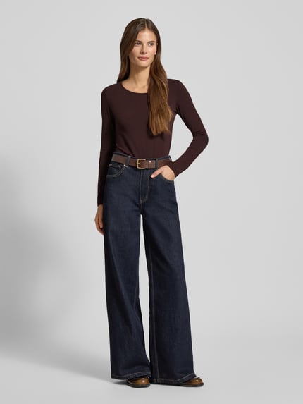 Frauenmodel trägt Longsleeve mit geripptem Rundhalsausschnitt von ZABAIONE, Baumwoll-Elasthan-Mix, Slim Fit, Vorderansicht Ganzkörperansicht.