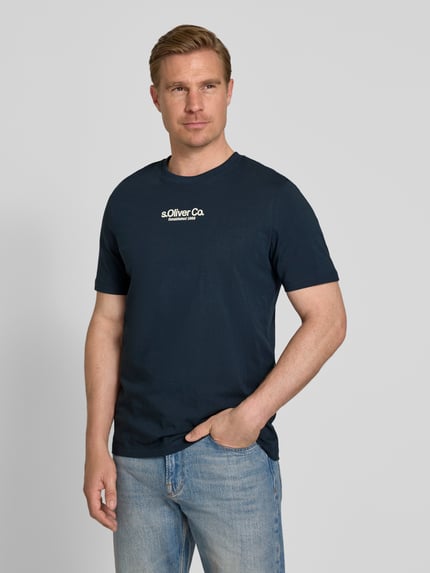 Männermodel trägt Regular Fit T-Shirt aus reiner Baumwolle von s.Oliver RED LABEL in uni navy, kurzarm, Rundhals, Nahaufnahme Oberkörper.