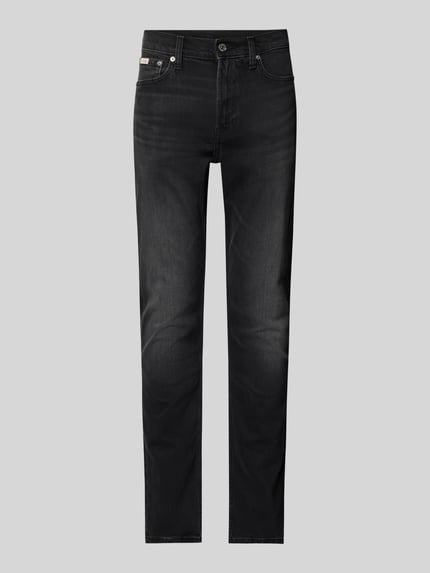 Produktfoto, schwarze Jeans mit 5-Pocket-Design von Calvin Klein Jeans, Slim Fit, Label-Detail, Baumwoll-Elasthan-Mix, auf grauem Hintergrund.