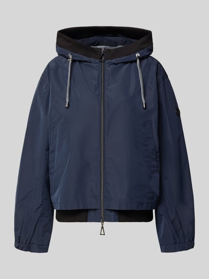 Produktfoto, Jacke mit Zweiwege-Reißverschluss von Gil Bret in Dunkelblau, Relaxed-Fit, Kapuze mit Tunnelzug, Eingrifftaschen, glatte Textur, Rückenlänge 59 cm, Schulterbreite 52 cm, Brustweite 57 cm, Ärmellänge 57 cm bei Größe 36